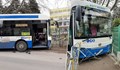 Автобус се блъсна в спирка във Варна