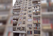 Спуснаха десетки национални знамена от прозорците на блок в Русе