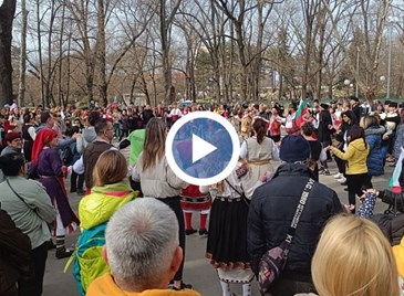 Русенци извиха най-дългото хоро в Парка на младежта