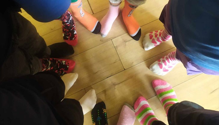 Нашите шарени чорапи са в подкрепа на "слънчевите деца", заявиха ресурсни учители от школото