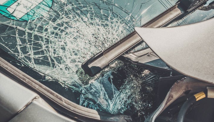 Шофьорът на катастрофиралия автомобил е с натъртена ръка, а спътникът му - със счупено ребро