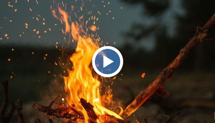 Един от основните елементи в празничната обредност е ритуалното палене на огън