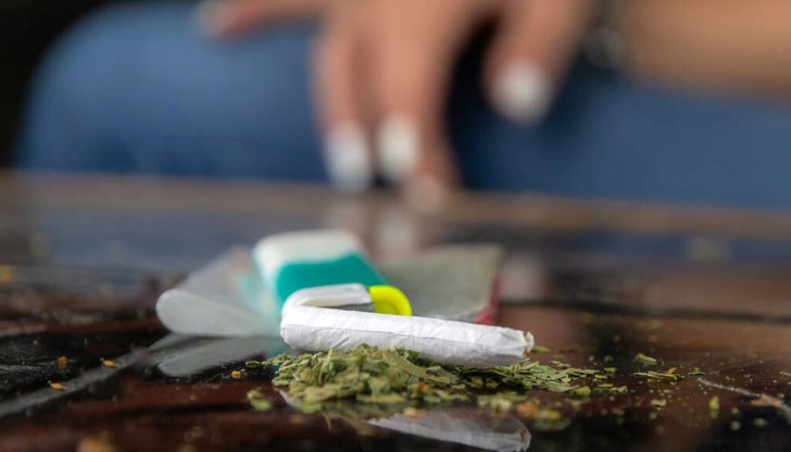 Тийнейджърката е предала на полицаите марихуана, метамфетамин, електронна везна и опаковки за наркотични вещества