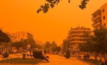 Оранжево небе над Гърция