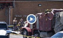 Мъж с краден камион се заби в обществена сграда в Тексас
