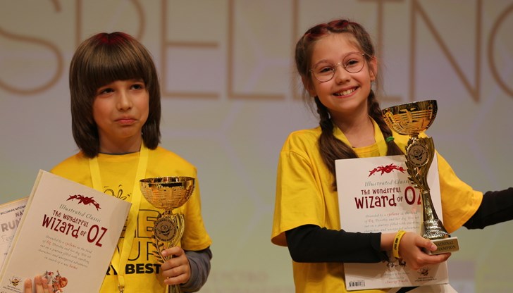 Двама са шампионите на България в състезанието по правопис на английски език Spelling Вее