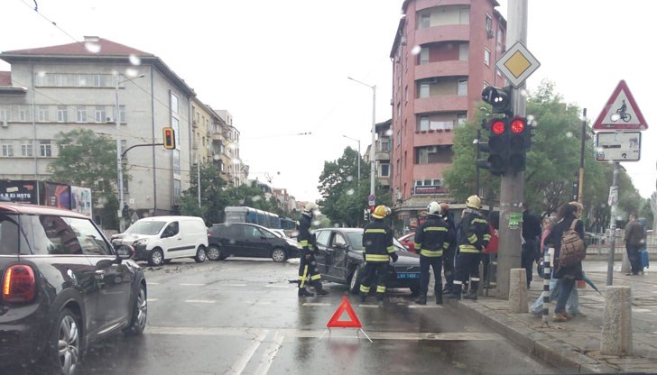 Две коли се удариха на кръстовището на булевардите „Христо Ботев“ и „Тодор Александров“