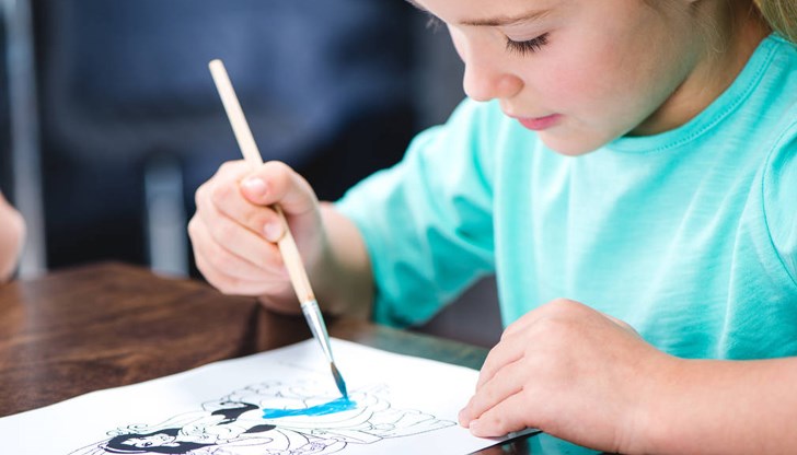 Чрез оцветяване децата се учат да координират движенията на очите и ръцете си