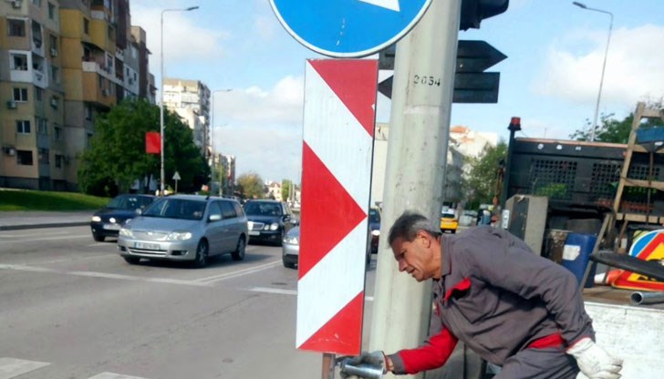 Монтирани бяха 30 нови пътни знака и указателни табели за организация на движението на различни места в града