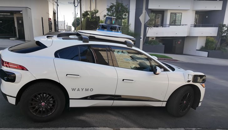 Системата на роботизирания автомобил Waymo възприема като пътен знак човек, който стои отстрани на пътя с голям знак Stop на гърдите си
