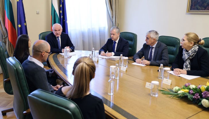 Служебният премиер увери, че нито за ден институциите не са спрели да търсят възможности за освобождаването на българските моряци