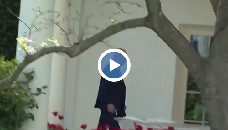 Американският президент прекъсна почивката си и се завърна спешно в Белия дом