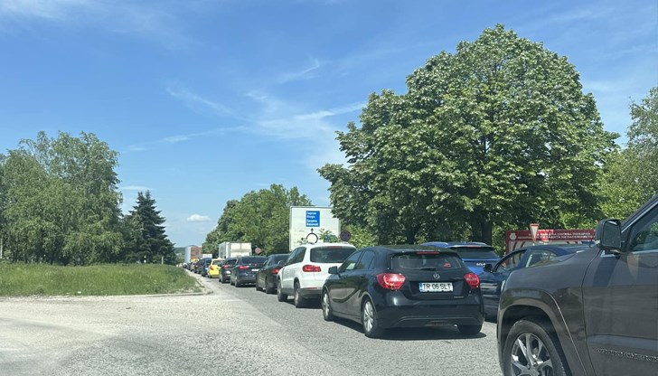 Продължава да е интензивен трафикът от румънски коли на ГКПП "Дунав мост" при Русе