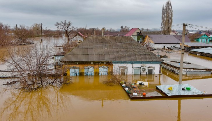 Разрушителното наводнение, което опустоши редица руски региони, се оттегля. Но в реките и питейната вода може да е разтворен уран от изоставени находища. Според еколози под вода са останали 100 до 300 уранови кладенеца