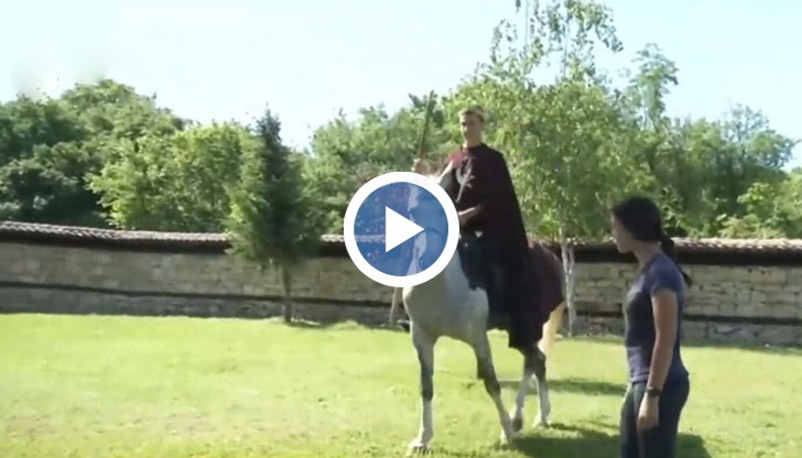 Младият Борис, ученик по конен спорт, язди в двора на храма