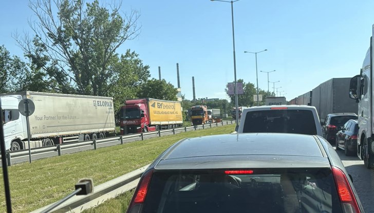 Прибиращи се задръстиха булевардите към ГКПП „Дунав мост“ и пътищата в района