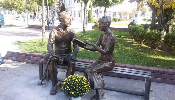 На централно място в града се намира скулптурната композиция на Мара Белчева и Пенчо Славейков