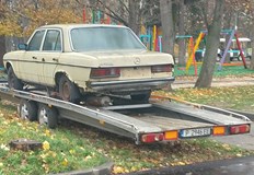 Изоставена кола с години загрозява "Алеи Възраждане" Изоставена кола с години загрозява "Алеи Възраждане"