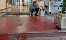 Млад мъж заля с червена боя входа на Министерството на културата Млад мъж заля с червена боя входа на Министерството на културата