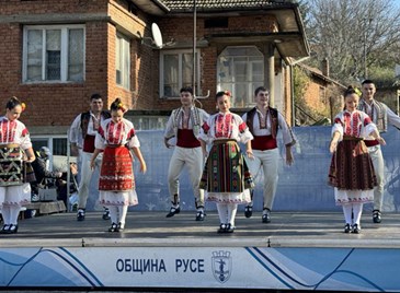 Долно Абланово празнува с богата фолклорна програма Долно Абланово празнува с богата фолклорна програма
