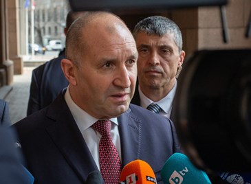 Румен Радев призова депутатите да разгледат предложението му за референдум за еврото Румен Радев призова депутатите да разгледат предложението му за референдум за еврото