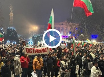 Русенци скандират "Оставка" и "Мафия" под прозорците на властта Русенци скандират "Оставка" и "Мафия" под прозорците на властта