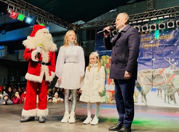 Пенчо Милков запали светлините на коледната елха в Русе Пенчо Милков запали светлините на коледната елха в Русе